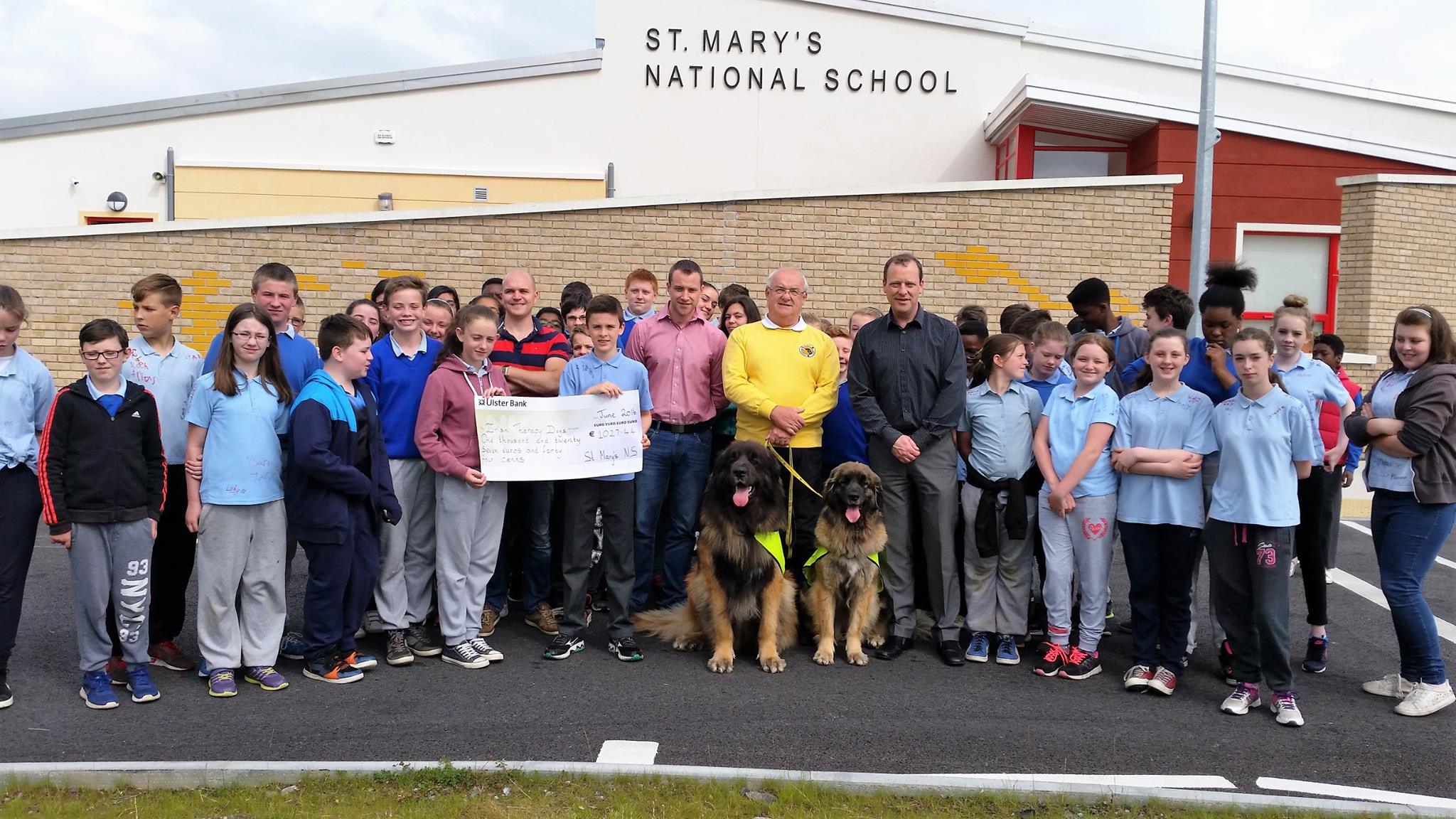 Tom Tassu and Zeta receiving the cheque